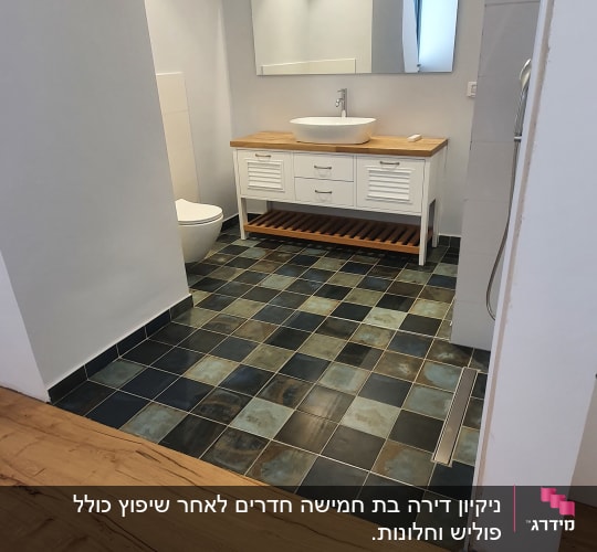 חדר אמבטיה עם כיור, מראה ומקלחת